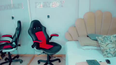 Snapshot of emiilysaenzz chatting on 23, 12, 2024 EmillySaenz online show from 23, 12, 2024