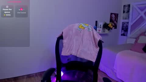 emilayton_ online show from 24, 9, 2025