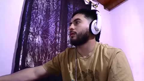 Snapshot of emilio39210 chatting on 8, 11, 2025 emilio39210 online show from 8, 11, 2025