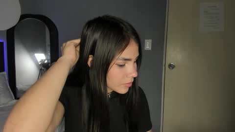 Snapshot of emily_beltonn chatting on 21, 11, 2025 online show from 21, 11, 2025