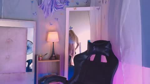 Snapshot of emily_castillo1_ chatting on 1, 4, 2026 emily_castillo1_ online show from 1, 4, 2026