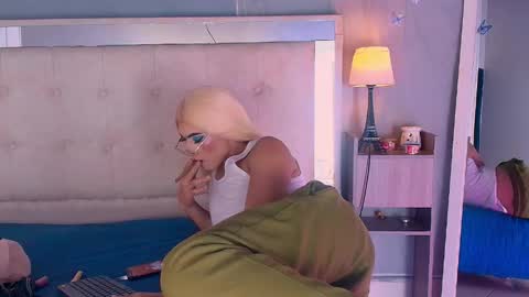 Snapshot of emily_castillo1_ chatting on 24, 4, 2026 emily_castillo1_ online show from 24, 4, 2026