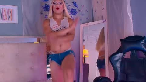 Snapshot of emily_castillo1_ chatting on 8, 5, 2026 emily_castillo1_ online show from 8, 5, 2026
