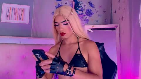 Snapshot of emily_castillo1_ chatting on 21, 5, 2026 emily_castillo1_ online show from 21, 5, 2026