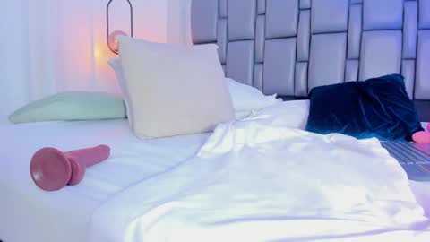 Emi  online show from 15, 2, 2025