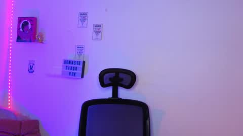 Emily Lindey online show from 25, 3, 2026