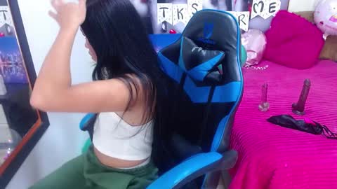 Snapshot of emily_rosse04 chatting on 12, 2, 2025 online show from 12, 2, 2025
