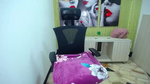 Snapshot of emily_rosse04 chatting on 5, 3, 2025 online show from 5, 3, 2025