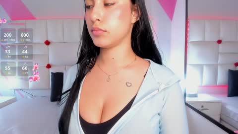 Snapshot of emily_roux chatting on 31, 1, 2025  EMILY  online show from 31, 1, 2025