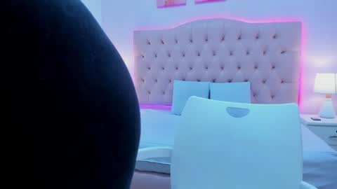 Snapshot of emily_roux chatting on 5, 2, 2025  EMILY  online show from 5, 2, 2025