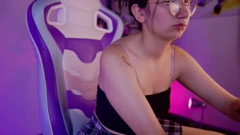 Snapshot of emily_sumer_ chatting on 4, 12, 2025 EMILY online show from 4, 12, 2025