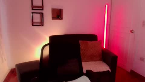 Snapshot of emily_swan_04 chatting on 27, 2, 2025 Emily  Swan online show from 27, 2, 2025