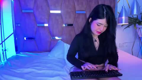 Snapshot of emilyandrew_ chatting on 13, 11, 2025 Amily Andrew online show from 13, 11, 2025