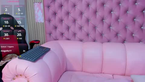 Snapshot of emilycastro_ chatting on 4, 12, 2025 Emily online show from 4, 12, 2025