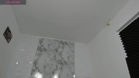 Snapshot of emilyconer chatting on 3, 11, 2025 JULIANA ANDREA online show from 3, 11, 2025