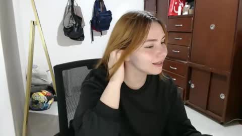 Snapshot of emilycute_18 chatting on 18, 9, 2025 emily online show from 18, 9, 2025