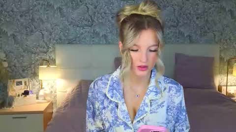 Snapshot of emilydancee chatting on 7, 11, 2025 emilydancee online show from 7, 11, 2025