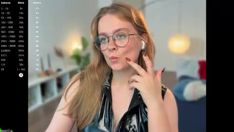 Snapshot of emilyforelsket chatting on 19, 10, 2025 Emily online show from 19, 10, 2025