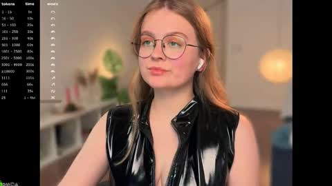 Snapshot of emilyforelsket chatting on 28, 11, 2025 Emily online show from 28, 11, 2025