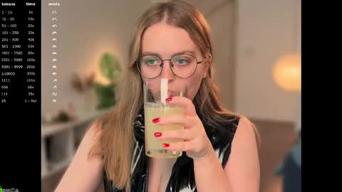 Snapshot of emilyforelsket chatting on 30, 11, 2025 Emily online show from 30, 11, 2025