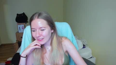 Snapshot of emilyy____ chatting on 8, 3, 2025 Emily online show from 8, 3, 2025