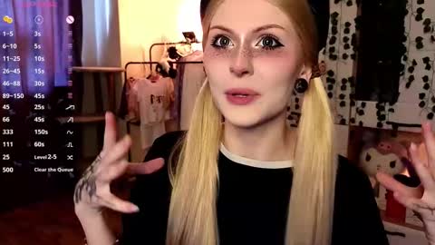 Snapshot of emimiy chatting on 4, 10, 2025 emimiy online show from 4, 10, 2025