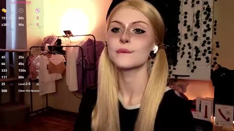 Snapshot of emimiy chatting on 5, 10, 2025 emimiy online show from 5, 10, 2025