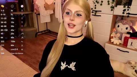 Snapshot of emimiy chatting on 8, 10, 2025 emimiy online show from 8, 10, 2025