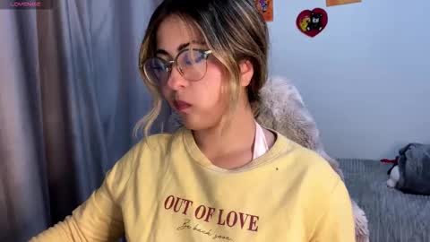 Snapshot of emma__bell_ chatting on 3, 11, 2025 Emma Is here online show from 3, 11, 2025