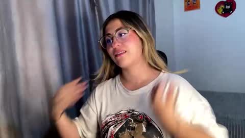 Snapshot of emma__bell_ chatting on 10, 11, 2025 Emma Is here online show from 10, 11, 2025