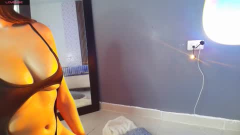 Snapshot of emma_and_aysha chatting on 11, 11, 2025 emma_and_aysha online show from 11, 11, 2025