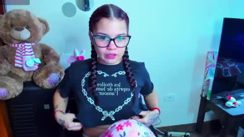 Snapshot of emma_boo_ chatting on 25, 4, 2026 emma_boo_ online show from 25, 4, 2026