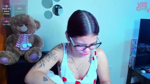 Snapshot of emma_boo_ chatting on 15, 5, 2026 emma_boo_ online show from 15, 5, 2026