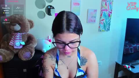 Snapshot of emma_boo_ chatting on 23, 5, 2026 emma_boo_ online show from 23, 5, 2026