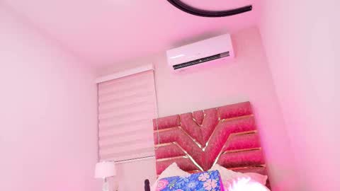 Snapshot of emma_madison_ chatting on 4, 11, 2025 emma online show from 4, 11, 2025