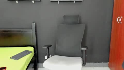 Snapshot of emma_muscle_ chatting on 6, 11, 2025 emma online show from 6, 11, 2025