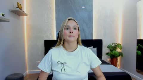 Snapshot of emmaa_white_ chatting on 25, 5, 2026 EMMA online show from 25, 5, 2026