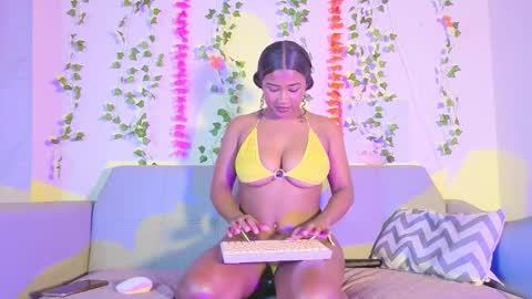 Snapshot of emmaconneer chatting on 25, 11, 2025 Emma online show from 25, 11, 2025