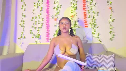 Snapshot of emmaconneer chatting on 28, 11, 2025 Emma online show from 28, 11, 2025