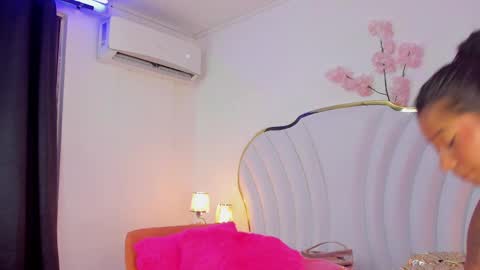 Snapshot of emmacrush chatting on 14, 2, 2025 Welcome Im yosein Your love is my passion activate it with your tips and enjoy with me online show from 14, 2, 2025