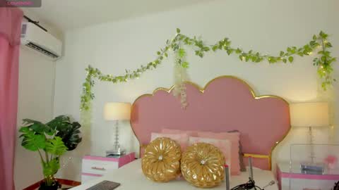 Snapshot of emmacrush chatting on 25, 9, 2025 Welcome Im yosein Your love is my passion activate it with your tips and enjoy with me online show from 25, 9, 2025