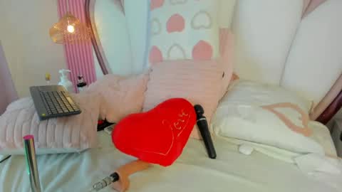 Snapshot of emmacrush chatting on 21, 7, 2026 Welcome Im yosein Your love is my passion activate it with your tips and enjoy with me online show from 21, 7, 2026