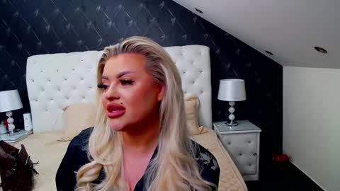 Emma Mavis online show from 5, 2, 2025