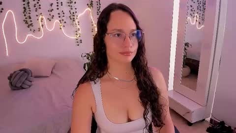 Emma Torres online show from 9, 10, 2025