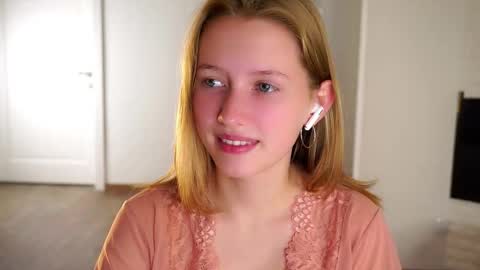 Snapshot of emmyleri chatting on 11, 9, 2025 Emmy online show from 11, 9, 2025
