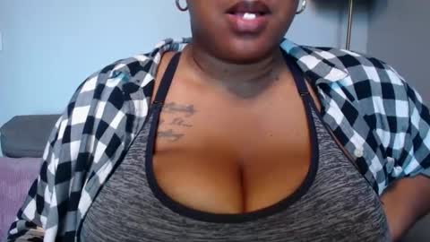 Snapshot of empress_g3jolie chatting on 17, 12, 2025 Golden Goddess Goldie online show from 17, 12, 2025