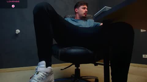 Snapshot of enzorace chatting on 1, 11, 2025 EnzoRace online show from 1, 11, 2025