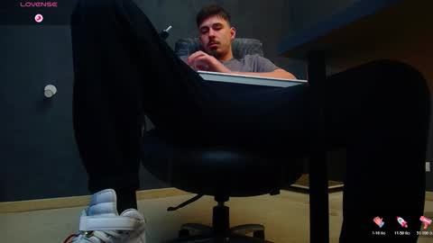 Snapshot of enzorace chatting on 13, 11, 2025 EnzoRace online show from 13, 11, 2025