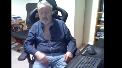 Snapshot of erasmus_d chatting on 19, 11, 2025 erasmus_d online show from 19, 11, 2025
