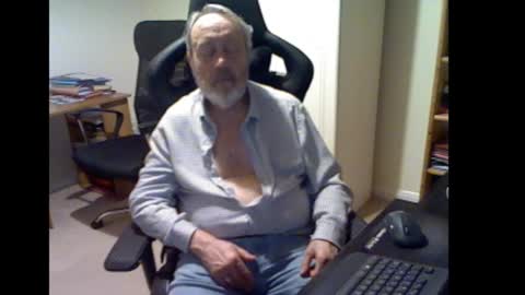 Snapshot of erasmus_d chatting on 26, 11, 2025 erasmus_d online show from 26, 11, 2025